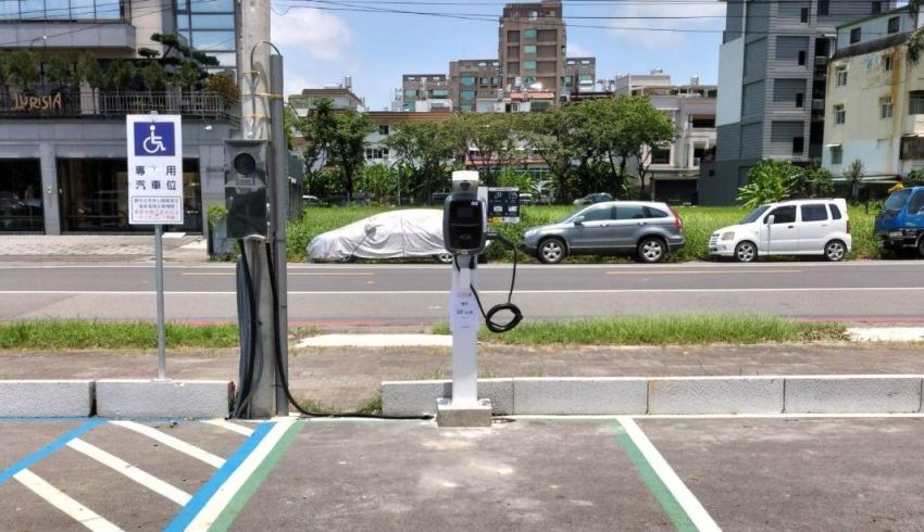 寶盛大順自由場 ｜車牌辨識充電樁｜